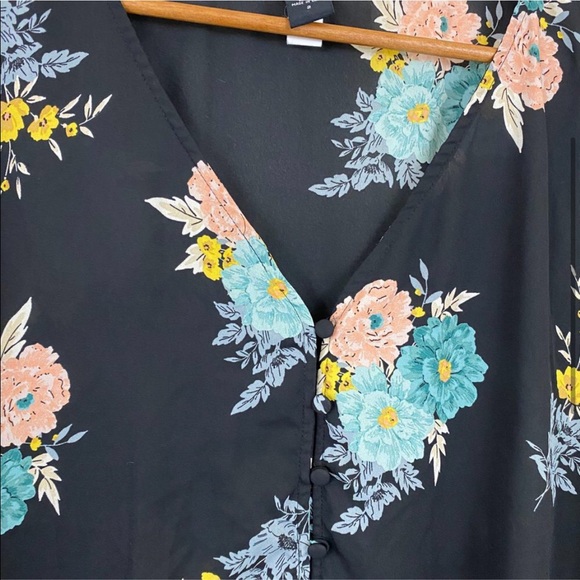 torrid | Black Floral Short Sleeve Button Top 2X - Picture 6 of 6